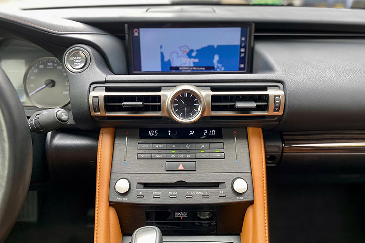 Điểm trừ nhỏ là xe thể thao hạng sang Nhật Bản này vẫn sử dụng phanh tay dạng đạp chân thay vì phanh tay điện tử vốn phổ biến hơn trên các mẫu xe hiện đại.