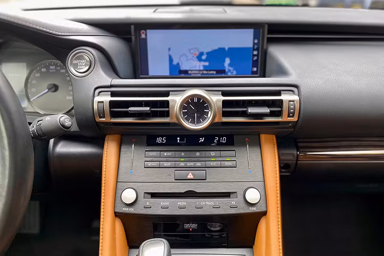 Điểm trừ nhỏ là xe thể thao hạng sang Nhật Bản này vẫn sử dụng phanh tay dạng đạp chân thay vì phanh tay điện tử vốn phổ biến hơn trên các mẫu xe hiện đại.