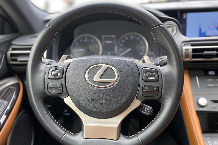 Ngoài ra, Lexus RC 300 2019 còn sở hữu màn hình trung tâm 10,3 inch, tuy nhiên đáng tiếc xe chưa hỗ trợ kết nối Apple CarPlay và Android Auto. Đồng hồ cơ của xe tại trung tâm táp-lô, hệ thống làm mát ghế trước...