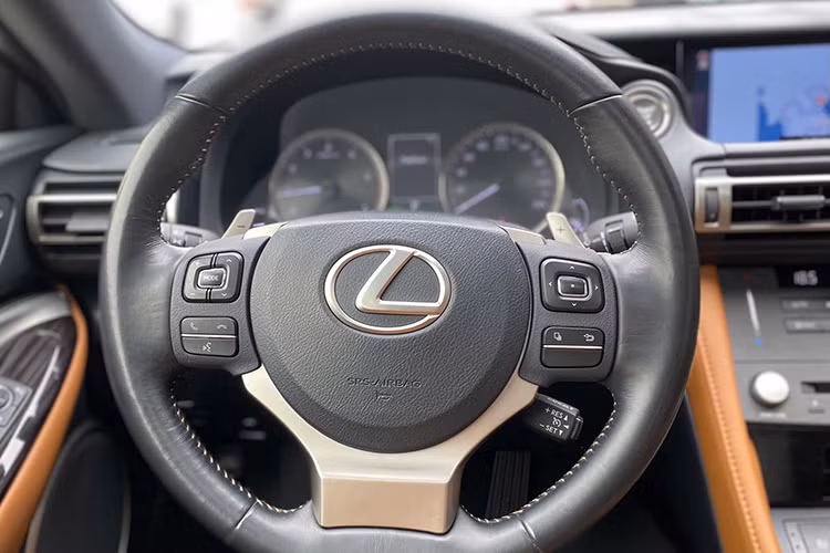Ngoài ra, Lexus RC 300 2019 còn sở hữu màn hình trung tâm 10,3 inch, tuy nhiên đáng tiếc xe chưa hỗ trợ kết nối Apple CarPlay và Android Auto. Đồng hồ cơ của xe tại trung tâm táp-lô, hệ thống làm mát ghế trước...