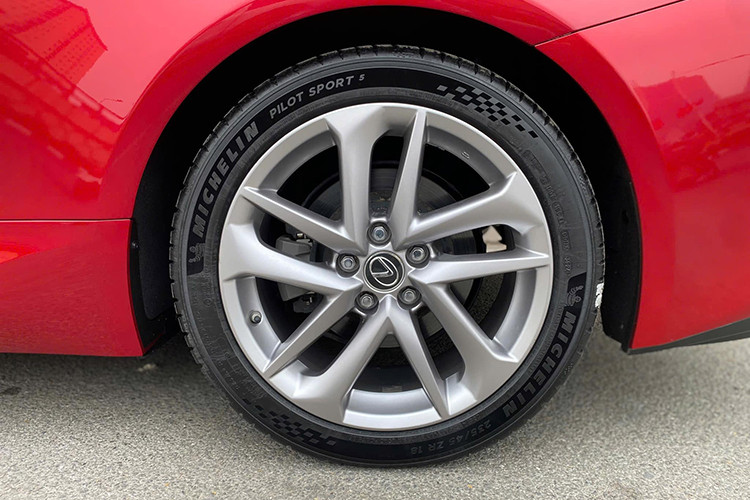 Dù thuộc phân khúc xe thể thao hai cửa, Lexus RC 300 có chiều dài tổng thể đạt 4.695 mm, tương đương với các dòng sedan 4 chỗ mang lại không gian nội thất rộng rãi ngay cả ở hàng ghế sau. Xe được trang bị bộ mâm 18 inch đa chấu sơn bạc tạo điểm nhấn cho diện mạo tổng thể.