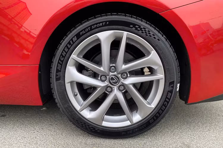 Dù thuộc phân khúc xe thể thao hai cửa, Lexus RC 300 có chiều dài tổng thể đạt 4.695 mm, tương đương với các dòng sedan 4 chỗ mang lại không gian nội thất rộng rãi ngay cả ở hàng ghế sau. Xe được trang bị bộ mâm 18 inch đa chấu sơn bạc tạo điểm nhấn cho diện mạo tổng thể.