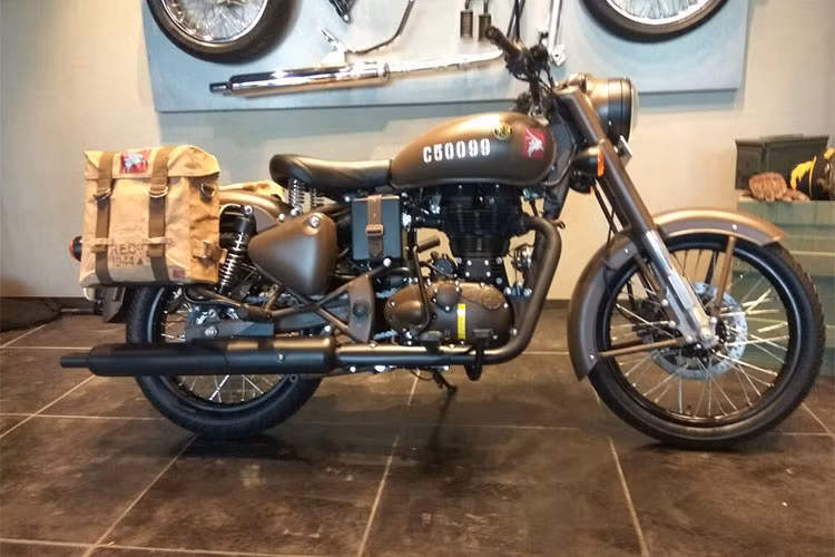 Ngoài ra, chiếc Royal Enfield Classic 500 Pegasus đặc biệt này cũng sẽ có những món trang bị cá tính như túi hông gắn ở sau xe với logo Pegasus, bao tay màu nâu, dây đai da với khóa bằng đồng ở bầu gió...