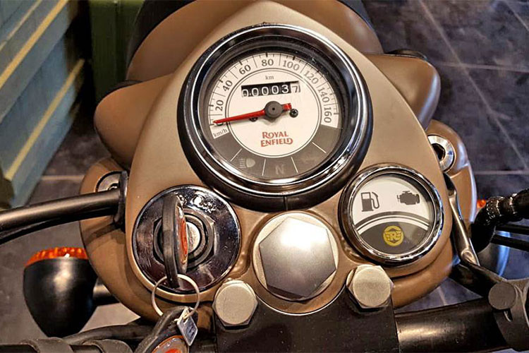 Đèn pha phía trước của Classic 500 vẫn mang phong cách mắt cọp (Tiger Eye Lamps) với bóng đèn halogen thế hệ mới, xe có góc chiếu sáng rộng hơn, cường độ chiếu sáng cao nên rất hữu ích khi chạy vào ban đêm. Cụm đồng hồ của xe mang đậm phong cách cũ nhưng vẫn hiển thị đầy đủ các thông số kỹ thuật như tốc độ, đèn báo, lượng xăng...