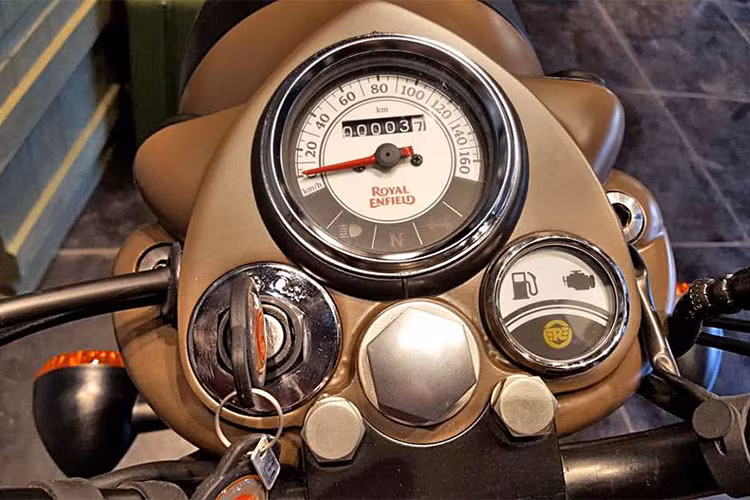 Đèn pha phía trước của Classic 500 vẫn mang phong cách mắt cọp (Tiger Eye Lamps) với bóng đèn halogen thế hệ mới, xe có góc chiếu sáng rộng hơn, cường độ chiếu sáng cao nên rất hữu ích khi chạy vào ban đêm. Cụm đồng hồ của xe mang đậm phong cách cũ nhưng vẫn hiển thị đầy đủ các thông số kỹ thuật như tốc độ, đèn báo, lượng xăng...