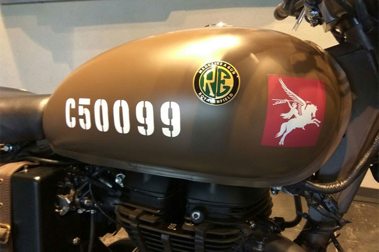 Vì là phiên bản đặc biệt nên mỗi chiếc xe Royal Enfield Classic 500 Pegasus mới này sẽ đều có số hiệu riêng ở bình xăng nhằm tôn vinh Đại đội không vận 250 của Anh từng chiến đấu trong Thế chiến thứ II. Xe có trọng lượng ướt khoảng 194kg, bình xăng dung tích 13,5 lít.