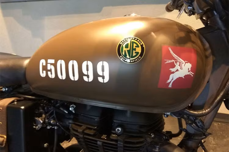 Vì là phiên bản đặc biệt nên mỗi chiếc xe Royal Enfield Classic 500 Pegasus mới này sẽ đều có số hiệu riêng ở bình xăng nhằm tôn vinh Đại đội không vận 250 của Anh từng chiến đấu trong Thế chiến thứ II. Xe có trọng lượng ướt khoảng 194kg, bình xăng dung tích 13,5 lít.