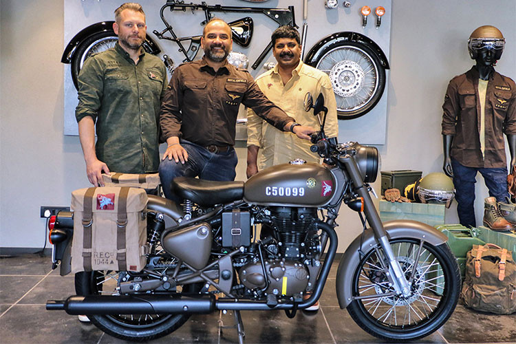 Mẫu xe Royal Enfield Classic 500 Pegasus phiên bản đặc biệt với số lượng giới hạn vừa ra mắt tại Ấn Độ. Tuy nhiên chỉ sau 3 phút ra mắt, 250 chiếc Royal Enfield Classic 500 Pegasus đã bán sạch. Mẫu xe này được xem là phiên bản đặc biệt, với thiết kế dựa theo mẫu máy bay chiến đấu của Quân đội Anh (British Airborne Forces) trong thế chiến thứ 2.