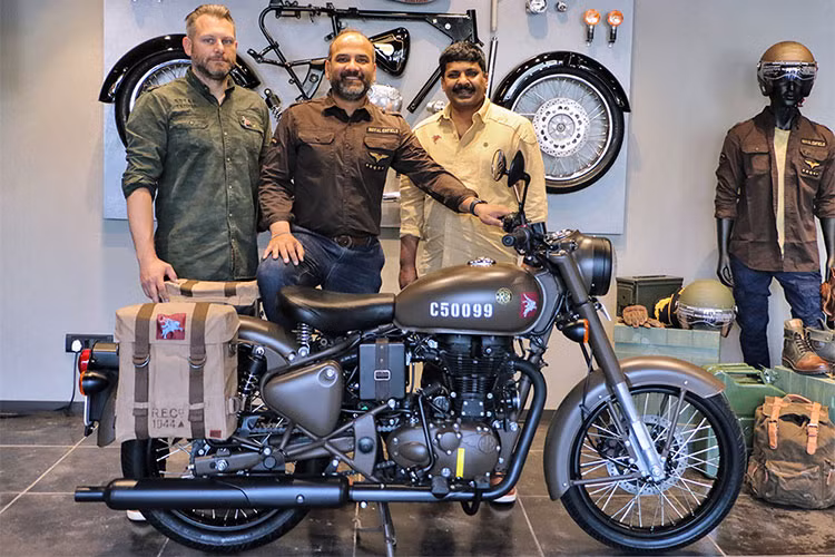 Mẫu xe Royal Enfield Classic 500 Pegasus phiên bản đặc biệt với số lượng giới hạn vừa ra mắt tại Ấn Độ. Tuy nhiên chỉ sau 3 phút ra mắt, 250 chiếc Royal Enfield Classic 500 Pegasus đã bán sạch. Mẫu xe này được xem là phiên bản đặc biệt, với thiết kế dựa theo mẫu máy bay chiến đấu của Quân đội Anh (British Airborne Forces) trong thế chiến thứ 2.