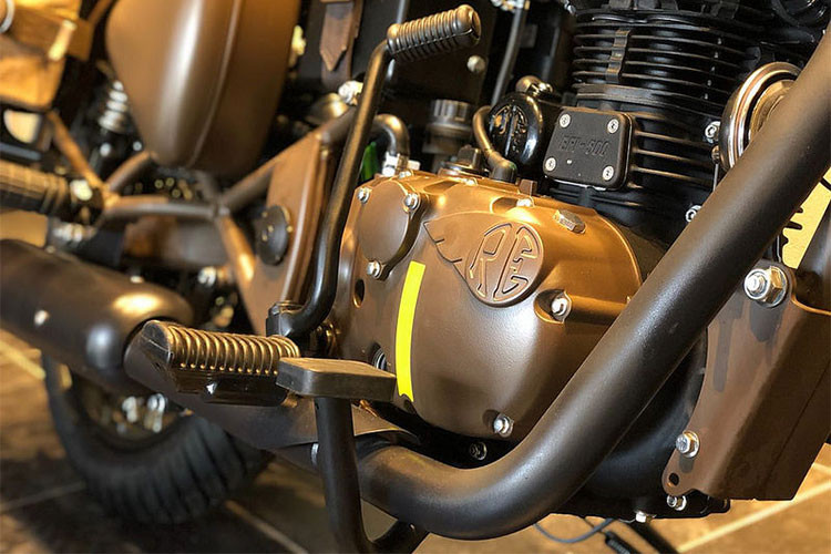 Các chi tiết cứng như ống xả, vành xe, cần đạp khởi động, gác chân và ốp viền đèn pha đều được sơn màu đen sần. Lối thiết kế này cũng giúp tôn thêm vẻ cá tính của chiếc xe mang phong cách những đàn anh trước đây từng lăn bánh trong thế chiến thứ II.