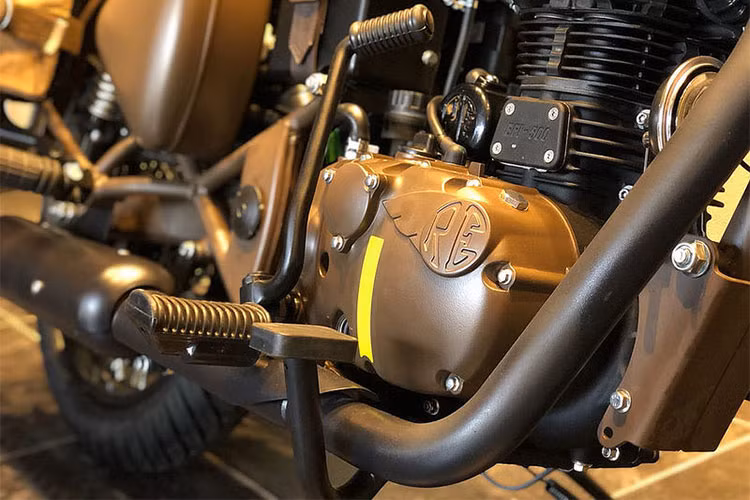 Các chi tiết cứng như ống xả, vành xe, cần đạp khởi động, gác chân và ốp viền đèn pha đều được sơn màu đen sần. Lối thiết kế này cũng giúp tôn thêm vẻ cá tính của chiếc xe mang phong cách những đàn anh trước đây từng lăn bánh trong thế chiến thứ II.