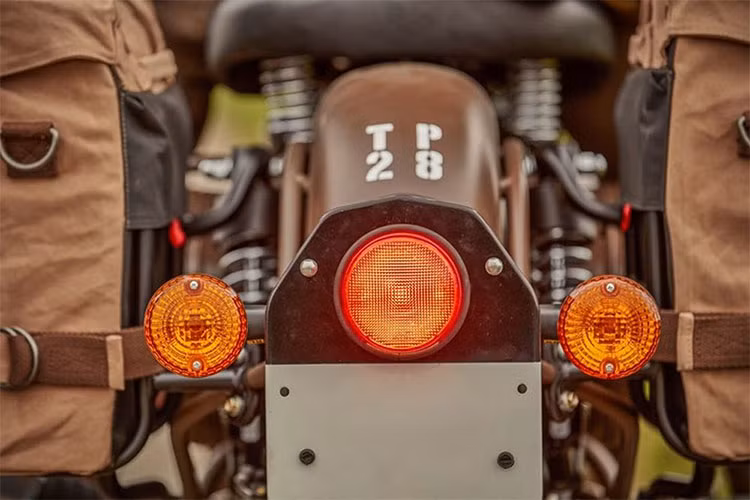 Các trang bị khác trên xe như khung gầm và hệ thống treo không có gì khác biệt so với phiên bản Royal Enfield Classic 500 tiêu chuẩn, tuy nhien nó cũng được thiết kế cách điệu và mang hơi hướng "chiến đấu" hơn so với những chiếc xe bản thường đang được bán ra trên các thị trường. 