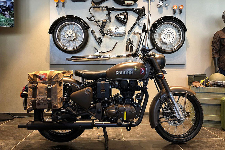 500 Pegasus có 2 phiên bản màu Xanh Rêu (Olive Drab Green) và nâu (Service Brown), chỉ được sản phẩm 1000 chiếc trên toàn thế giới. Tại thị trường Ấn Độ chỉ có 250 chiếc và toàn bộ đã có chủ nhân chỉ sau 3 phút ra mắt. Mức giá của Royal Enfield Classic 500 Pegasus tại thị trường Anh vào khoảng 4.999 Bảng (tương đương 152 triệu đồng).