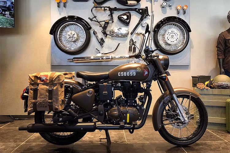 500 Pegasus có 2 phiên bản màu Xanh Rêu (Olive Drab Green) và nâu (Service Brown), chỉ được sản phẩm 1000 chiếc trên toàn thế giới. Tại thị trường Ấn Độ chỉ có 250 chiếc và toàn bộ đã có chủ nhân chỉ sau 3 phút ra mắt. Mức giá của Royal Enfield Classic 500 Pegasus tại thị trường Anh vào khoảng 4.999 Bảng (tương đương 152 triệu đồng).