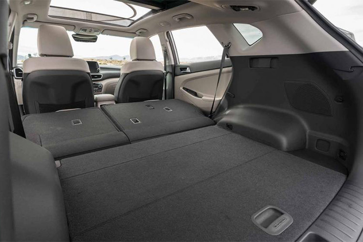 Thay đổi quan trọng nhất của Hyundai Tucson 2019 xuất hiện dưới nắp ca-pô với danh mục động cơ điều chỉnh. Đầu tiên là khối động cơ xăng 4 xi-lanh, phun nhiên liệu trực tiếp, dung tích 2.0 lít, tạo ra công suất tối đa ước tính 164 mã lực và mô-men xoắn cực đại 151 lb-ft.