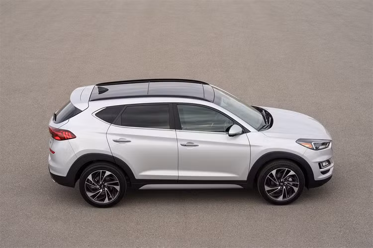Ở phiên bản nâng cấp mới này, mẫu xe Hyundai Tucson 2019 sở hữu thiết kế theo phong cách tương tự người anh em cỡ lớn hơn SantaFe thế hệ mới. Ngoài ra, xe còn đi kèm nội thất cải tiến toàn diện và nhiều công nghệ hỗ trợ người lái hơn so với phiên bản trước đây.
