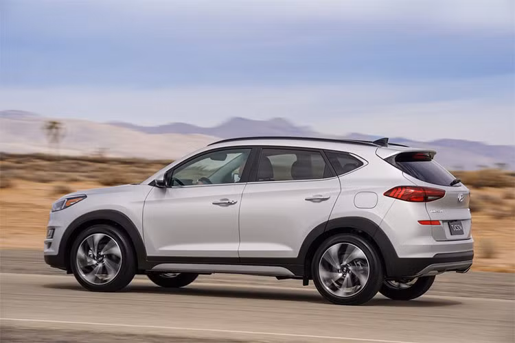 Trong khu vực Đông Nam Á, Malaysia là quốc gia mới nhất đón nhận Hyundai Tucson 2019. Bản nâng cấp mới của Tucson được bán ra tại quốc gia này từ tháng 11/2018 với 2 phiên bản, sử dụng động cơ 2 lít và 1,6 lít tăng áp như trước đây. Tại thị trường Việt Nam, Tucson cũng được trang bị 2 loại động cơ tương tự. 