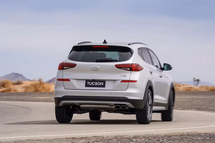 Phiên bản Tucson 2018 hiện vẫn đang được phân phối tại Việt Nam với 4 phiên bản, 2 loại động cơ. Giá xe Hyundai Tucson khuyến nghị mà đại lý báo cho 4 bản lần lượt là 778 triệu, 847 triệu, 901 triệu và 909 triệu đồng. Tùy đại lý mà giá thương lượng có thể chênh cao hơn 5-10 triệu đồng.