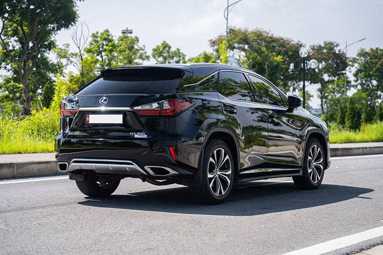 Mới đây, một chiếc xe crossover Lexus RX350 đời 2018 đã được chủ nhân tại Hà Nội chào bán trên sàn xe cũ với oddo lăn bánh khoảng 39.000km. Về ngoại thất, xe sở hữu nước sơn màu đen sáng bóng, nội thất xe bọc da màu nâu còn khá mới và đẹp mắt.