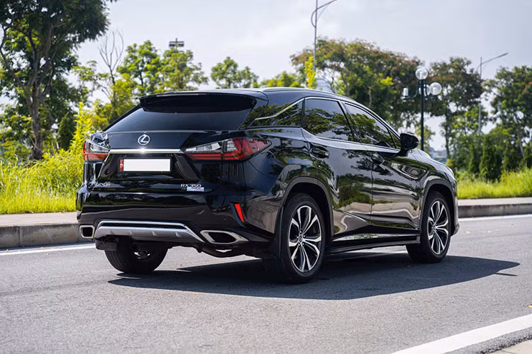 Mới đây, một chiếc xe crossover Lexus RX350 đời 2018 đã được chủ nhân tại Hà Nội chào bán trên sàn xe cũ với oddo lăn bánh khoảng 39.000km. Về ngoại thất, xe sở hữu nước sơn màu đen sáng bóng, nội thất xe bọc da màu nâu còn khá mới và đẹp mắt.