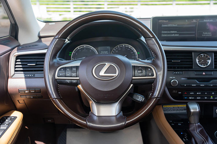 Xe sở hữu cửa sổ trời đóng mở bằng điện, nhưng chỉ có diện tích kéo dài tới hàng ghế trước. Vô lăng thể thao 3 chấu bọc da cao cấp được thiết kế tiện lợi với nhiều nút bấm thông minh, tiện dụng. Bên cạnh đó, xe còn sở hữu Touchpad điều khiển màn hình được Lexus bố trí bên dưới, cùng với núm chuyển đổi các chế độ lái, hệ thống ổn định điện tử...