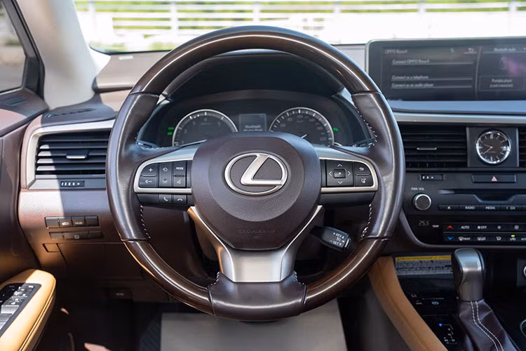 Xe sở hữu cửa sổ trời đóng mở bằng điện, nhưng chỉ có diện tích kéo dài tới hàng ghế trước. Vô lăng thể thao 3 chấu bọc da cao cấp được thiết kế tiện lợi với nhiều nút bấm thông minh, tiện dụng. Bên cạnh đó, xe còn sở hữu Touchpad điều khiển màn hình được Lexus bố trí bên dưới, cùng với núm chuyển đổi các chế độ lái, hệ thống ổn định điện tử...