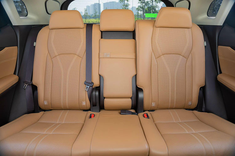 Xe sở hữu động cơ V6 3,5l hút khí tự nhiên, cho công suất 290 mã lực và mô-men xoắn 357 Nm, kết hợp hộp số tự động 8 cấp. Cấu hình RX 450hL hybrid kết hợp giữa động cơ V6 3,5 lít với mô-tơ điện, cho công suất tổng cộng 308 mã lực. Hệ dẫn động FWD hoặc AWD tùy chọn có thể phân bổ tới 50% công suất cho trục sau.