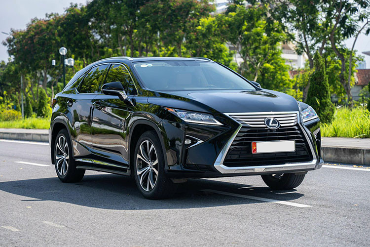 Giá xe Lexus RX350 2018 khi mới ra mắt tại Việt Nam bán ra chính hãng hơn 4,1 tỷ đồng và khi lăn bánh là hơn 4,6 tỷ đồng. Chiếc xe trong bài viết này hiện đang được chủ nhân chào bán khoảng hơn 3,4 tỷ đồng sau gần 5 năm sử dụng. Lexus RX tại thị trường Việt Nam sẽ cạnh tranh với các đối thủ như Mercedes GLE Class, BMW X6, Audi Q7...