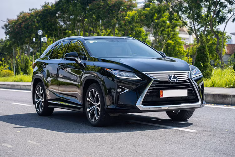 Giá xe Lexus RX350 2018 khi mới ra mắt tại Việt Nam bán ra chính hãng hơn 4,1 tỷ đồng và khi lăn bánh là hơn 4,6 tỷ đồng. Chiếc xe trong bài viết này hiện đang được chủ nhân chào bán khoảng hơn 3,4 tỷ đồng sau gần 5 năm sử dụng. Lexus RX tại thị trường Việt Nam sẽ cạnh tranh với các đối thủ như Mercedes GLE Class, BMW X6, Audi Q7...