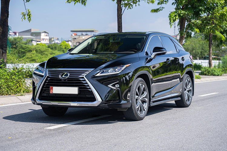 Lexus RX là dòng xe SUV/Crossover hạng sang cỡ trung (mid-size luxury crossover SUV) của thương hiệu xe sang Nhật Bản, trực thuộc tập đoàn Toyota. Ra mắt từ năm 1998, dựa trên nền tảng của Toyota Highlander, Lexus RX350 hạng sang được đánh giá khá cao. Đáng chú ý, mức khấu hao của xe sau khi bán lại cũng khá thấp.