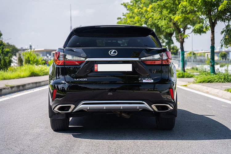 Xe được trang bị vành 20 inch, chiều dài tăng thêm 110 mm so với trước đó để tạo không gian cho hàng ghế thứ ba. Cụm đèn phía sau xe tạo hình chữ L với các bóng đèn LED thời thượng được thiết kế gọn gàng và vương vức hơn trước, ống xả 2 bên được mạ chrome sáng bóng.