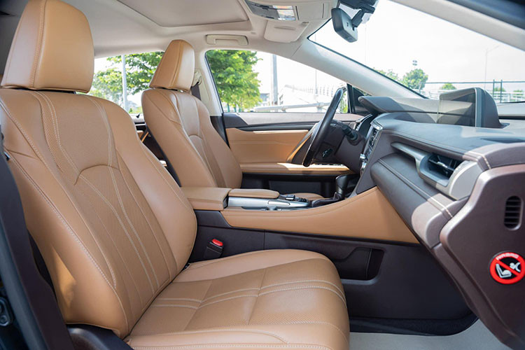 Hệ thống an toàn tiêu chuẩn có cảnh báo va chạm phía trước, phát hiện người đi bộ, hỗ trợ giữ làn đường, kiểm soát hành trình thích ứng, camera 360 độ và cảnh báo điểm mù, hệ thống Lexus Park Assist,... Đặc biệt cốp sau trên RX350L có thể mở dễ dàng chỉ bằng một thao tác vô cùng đơn giản đó là đặt tay vào biểu tượng logo Lexus mà không cần chạm.