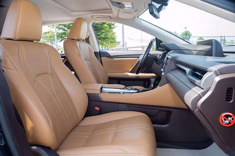 Hệ thống an toàn tiêu chuẩn có cảnh báo va chạm phía trước, phát hiện người đi bộ, hỗ trợ giữ làn đường, kiểm soát hành trình thích ứng, camera 360 độ và cảnh báo điểm mù, hệ thống Lexus Park Assist,... Đặc biệt cốp sau trên RX350L có thể mở dễ dàng chỉ bằng một thao tác vô cùng đơn giản đó là đặt tay vào biểu tượng logo Lexus mà không cần chạm.