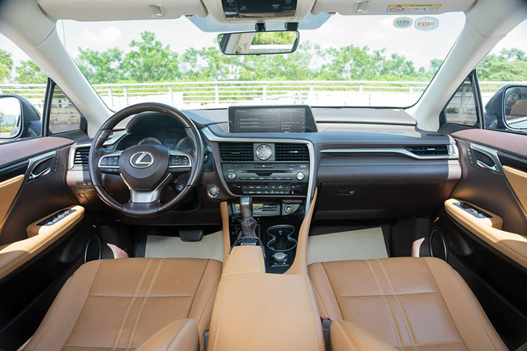 Bên trong nội thất của chiếc xe đã được thiết kế lại với bảng điều khiển trung tâm trực quan và hướng tới người lái nhiều hơn. Nằm phía trên bảng táp-lô là một màn hình lớn tới 12,3 inch. Xe được trang bị ghế ngồi bọc da cao cấp, điều chỉnh điện hoàn toàn, có khả năng nhớ vị trí và hệ thống sưởi/quạt gió. Hệ thống âm thanh hi-end của hãng Mark Levinson nổi tiếng cũng được trang bị. 