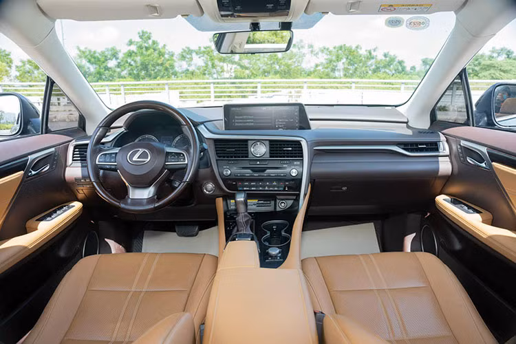 Bên trong nội thất của chiếc xe đã được thiết kế lại với bảng điều khiển trung tâm trực quan và hướng tới người lái nhiều hơn. Nằm phía trên bảng táp-lô là một màn hình lớn tới 12,3 inch. Xe được trang bị ghế ngồi bọc da cao cấp, điều chỉnh điện hoàn toàn, có khả năng nhớ vị trí và hệ thống sưởi/quạt gió. Hệ thống âm thanh hi-end của hãng Mark Levinson nổi tiếng cũng được trang bị. 