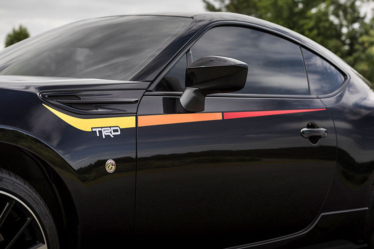 Phiên bản Toyota 86 TRD Special Edition đặc biệt này cũng đi kèm với màu đen Raven độc đáo, dãy sọc 3 màu trên thân xe và cụm ống xả TRD thép không gỉ. Đèn pha trước sau đều sử dụng bóng LED.