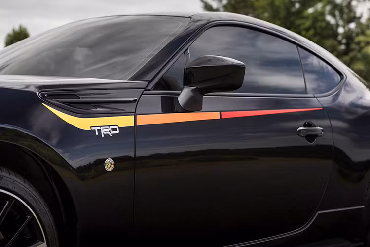 Phiên bản Toyota 86 TRD Special Edition đặc biệt này cũng đi kèm với màu đen Raven độc đáo, dãy sọc 3 màu trên thân xe và cụm ống xả TRD thép không gỉ. Đèn pha trước sau đều sử dụng bóng LED.