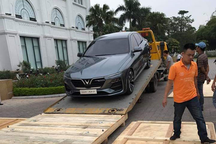Được biết, hãng xe ôtô VinFast có ý định đưa 2 mẫu xe Lux A2.0 và SA2.0 về Việt Nam tham dự triển lãm Việt Nam Motor Show 2018 diễn ra vào cuối tháng 10. Tuy nhiên, do thời gian chuẩn bị quá gấp rút giữa hai sự kiện Paris Motor Show và Việt Nam Motor Show nên hai mẫu xe này đành lỡ hẹn giới thiệu tới người dân trong nước.