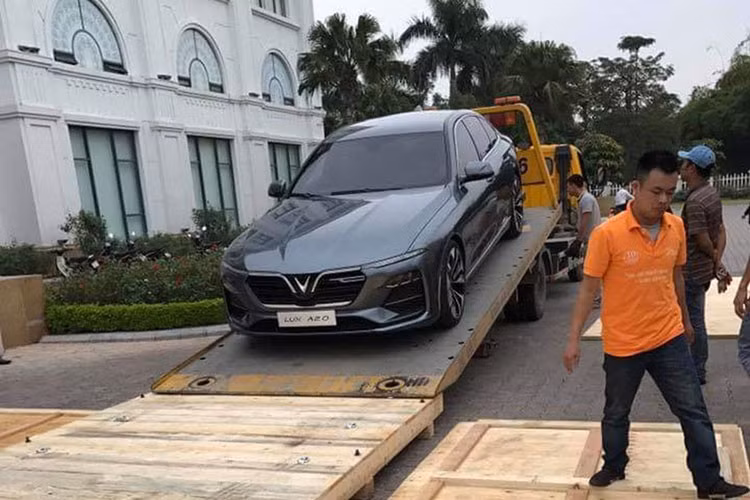 Được biết, hãng xe ôtô VinFast có ý định đưa 2 mẫu xe Lux A2.0 và SA2.0 về Việt Nam tham dự triển lãm Việt Nam Motor Show 2018 diễn ra vào cuối tháng 10. Tuy nhiên, do thời gian chuẩn bị quá gấp rút giữa hai sự kiện Paris Motor Show và Việt Nam Motor Show nên hai mẫu xe này đành lỡ hẹn giới thiệu tới người dân trong nước.