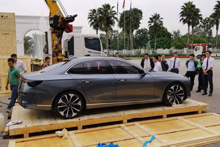 Theo VinFast, mẫu xe sedan hạng sang Lux mới "made in Vietnam" này chính là tiền tố trong từ Luxury với ý nghĩa sang trọng, đẳng cấp, định vị phân khúc cao cấp của dòng xe đầu tiên do thương hiệu VinFast sản xuất, trong đó LUX A2.0 và LUX SA2.0 là hai mẫu xe mở đầu.