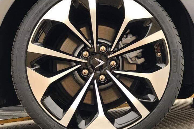 Đặc biệt, chữ A hàm chứa khát vọng tiên phong của VinFast trong ngành công nghiệp chế tạo ôtô, hướng tới mục tiêu phát triển thành hãng xe hơi toàn cầu. Hậu tố 2.0 ở tên gọi ở cả hai mẫu xe đều là thông số kỹ thuật, thể hiện dung tích động cơ từng xe. Phân biệt giữa hai dòng Sedan và SUV là ký tự S, nằm giữa tiền tố và hậu tố của dòng xe thể thao đa dụng SUV - Lux SA2.0.