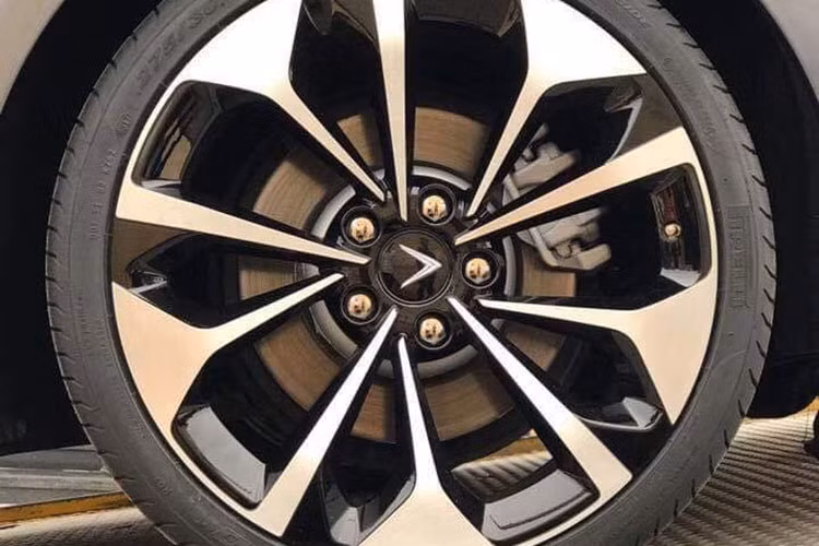 Đặc biệt, chữ A hàm chứa khát vọng tiên phong của VinFast trong ngành công nghiệp chế tạo ôtô, hướng tới mục tiêu phát triển thành hãng xe hơi toàn cầu. Hậu tố 2.0 ở tên gọi ở cả hai mẫu xe đều là thông số kỹ thuật, thể hiện dung tích động cơ từng xe. Phân biệt giữa hai dòng Sedan và SUV là ký tự S, nằm giữa tiền tố và hậu tố của dòng xe thể thao đa dụng SUV - Lux SA2.0.