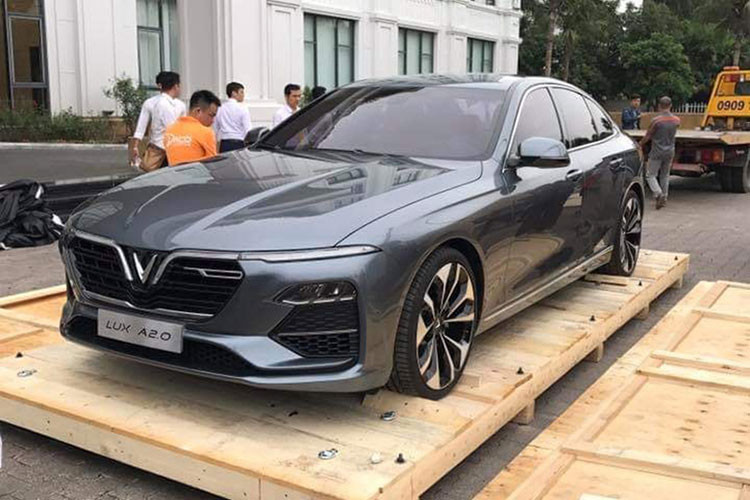 Với tiêu chí ngắn gọn, súc tích, dễ đọc, dễ nhớ, dễ lan tỏa… và có khả năng phổ cập ở hầu hết các ngôn ngữ trên thế giới – tên gọi của mẫu xe sedan VinFast Lux A2.0 và Lux SA2.0 còn khẳng định tinh thần tiên phong và tầm nhìn toàn cầu của thương hiệu xe ôtô VinFast.