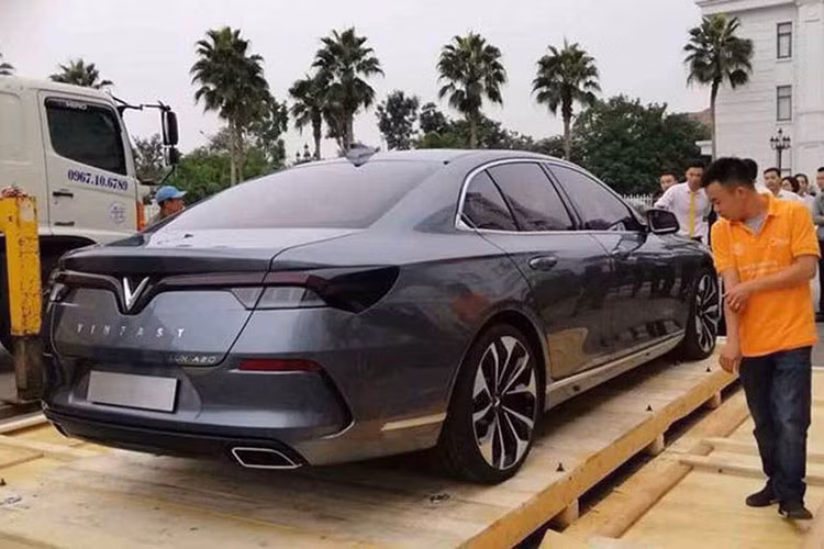 Tiếp sau chữ Lux là chữ A – ký tự đầu tiên trong bảng chữ cái Alphabet mang nội hàm đa nghĩa. A vừa biểu đạt cho sản phẩm hạng A tiêu chuẩn quốc tế, vừa thể hiện mục tiêu vươn lên để trở thành Công ty sản xuất ôtô hàng đầu tại Việt Nam của VinFast.