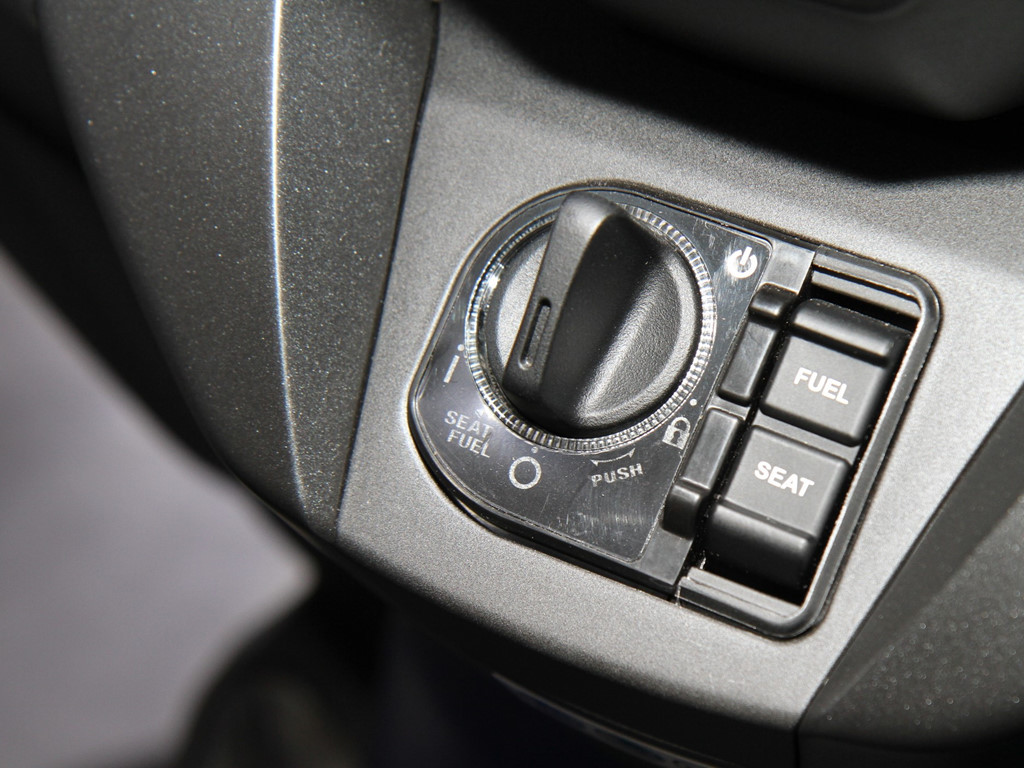 Là mẫu xe cho thị trường châu Âu khó tính nên chìa khóa thông mình smartkey cũng là trang bị tiêu chuẩn cho Forza 125.