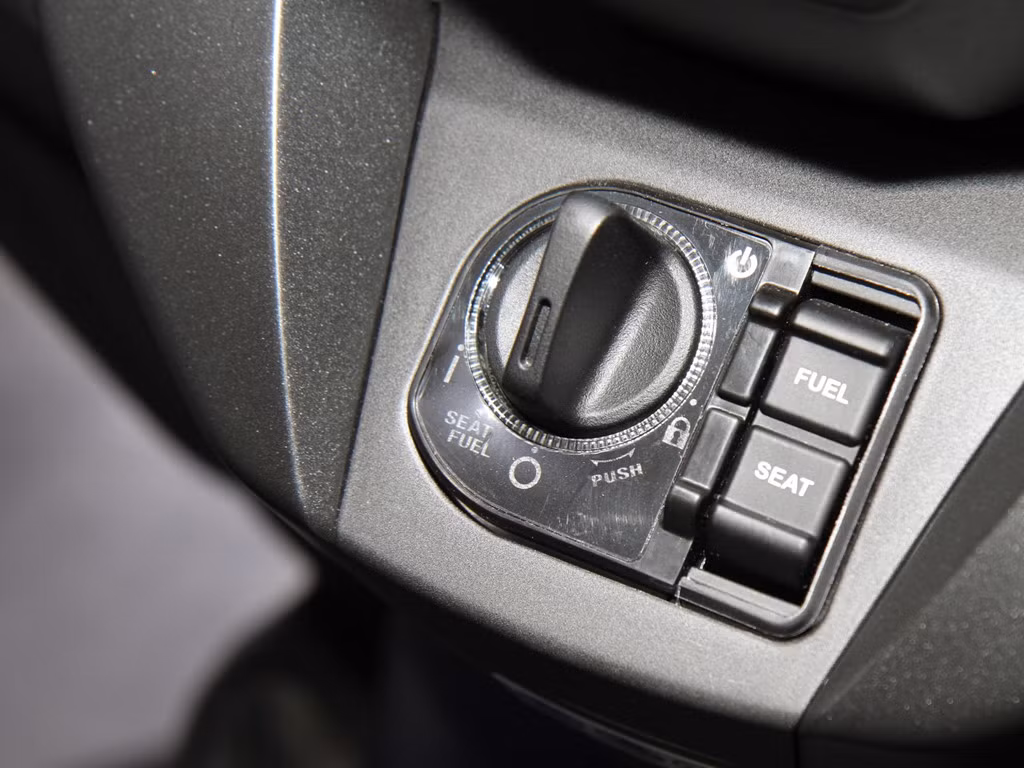 Là mẫu xe cho thị trường châu Âu khó tính nên chìa khóa thông mình smartkey cũng là trang bị tiêu chuẩn cho Forza 125.