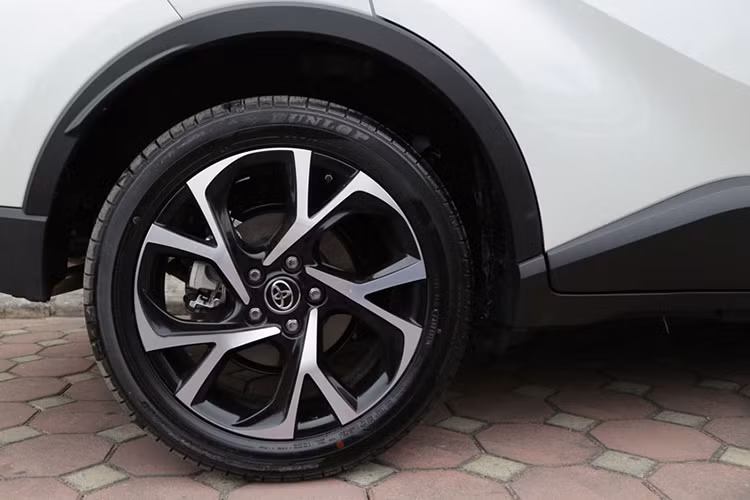 C-HR phiên bản 2017 được xây dựng từ nền tảng TNGA (Toyota New Global Architecture) của Toyota với trọng tâm xe thấp, mạnh mẽ hơn và trọng lượng thấp hơn các mẫu xe trước đây. Toyota khẳng định độ bền của cấu trúc được tăng cường thêm bởi các điểm hàn, phần đệm và keo dán tại và xung quanh các kết cấu quan trọng.