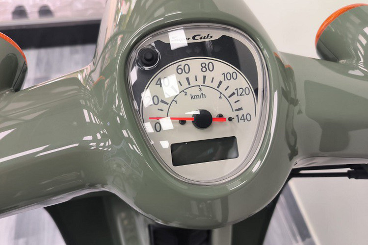Cụm đồng hồ sử dụng trên Honda Super Cub 110 2024 là dạng kết hợp analog và LCD cho khả năng hiển thị rõ ràng và đầy đủ các thông số lái xe.
