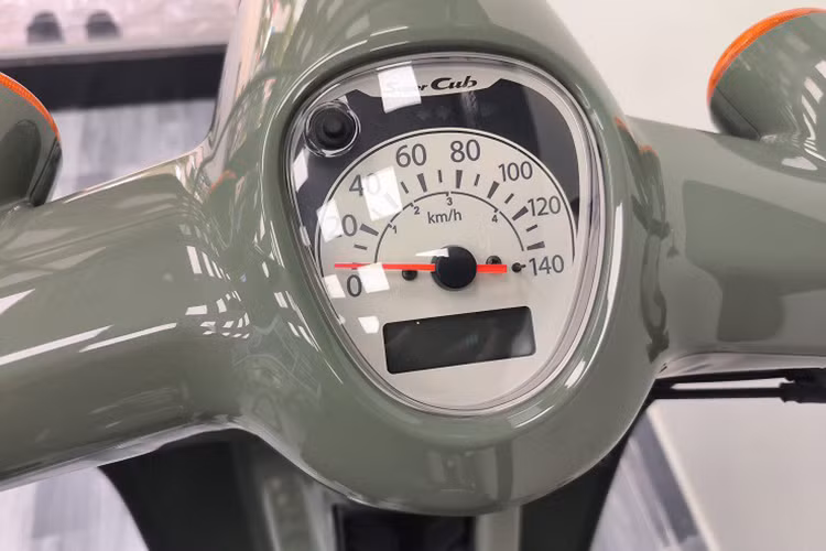 Cụm đồng hồ sử dụng trên Honda Super Cub 110 2024 là dạng kết hợp analog và LCD cho khả năng hiển thị rõ ràng và đầy đủ các thông số lái xe.