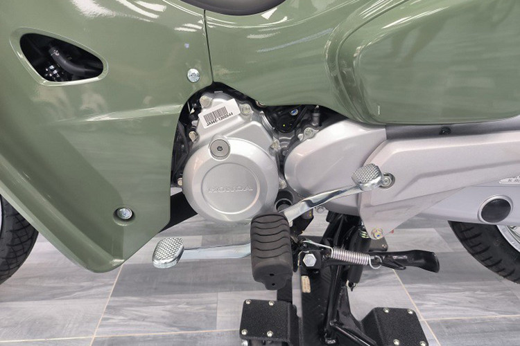 Về sức mạnh, xe được trang bị khối động cơ xy lanh đơn dung tích 110cc kèm hệ thống làm mát bằng không khí. Xe cũng được trang bị hệ thống phun xăng điện tử PGM-FI nên rất tiết kiệm xăng với mức tiêu thụ nhiên liệu trung bình rơi vào khoảng 1,4 lít xăng/100 km. Cub 110 Thái Lan sử dụng kết cấu hộp số tròn 4 cấp.